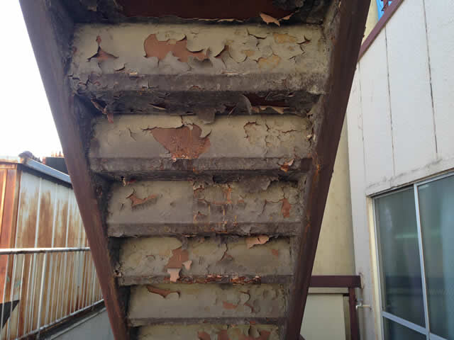 Stahltreppe mit abblätternder Beschichtung